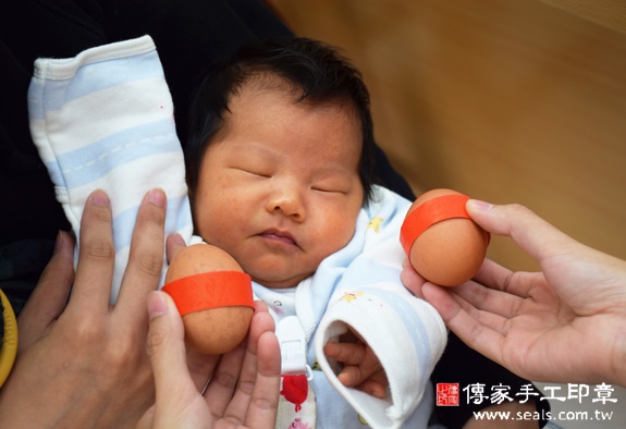 劉寶寶(新竹香山區嬰兒寶寶滿月剃頭理髮、免費嬰兒剃胎毛儀式吉祥話)。中國風會場，爸媽寶貝免費穿「日中韓」古裝禮服。專業拍照、DVD光碟、證書。★購買「臍帶章、肚臍章、胎毛筆刷印章」贈送：剃頭、收涎、抓周，三選一。 2015.11.26 照片3